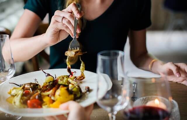 restaurant tips on how to stay on a diet and eat healthy 