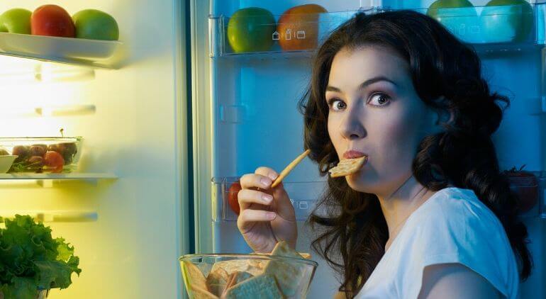 how to avoid late night snacking